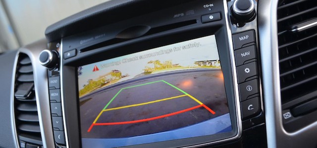 2012-Hyundai-i30-Premium-diesel-–-reverse-camera-screen
